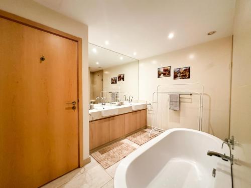 阿布扎比The Seaside Charm Al Zeina505C1的带浴缸和盥洗盆的大浴室