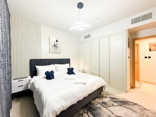 阿布扎比The Seaside Charm Al Zeina505C1的一间卧室配有一张带白色床单的大床