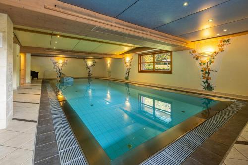 米特尔贝格IFA Alpenhof Wildental Hotel Kleinwalsertal Adults only的一座大游泳池