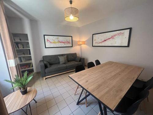 普瓦捷Le Havre Citadin - Maison de ville à Poitiers的客厅配有桌子和沙发