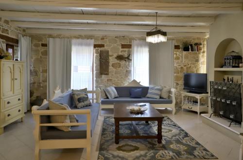 锡蒂亚Petite Olive House的客厅配有蓝色的沙发和桌子