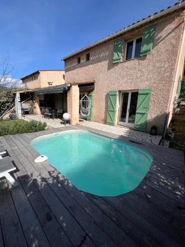 卢河畔拉科尔Villa sur la Côte d’Azur avec piscine的房屋旁甲板上的游泳池