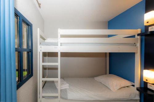 CasteljauResidence Vacances Bleues Lou Castel的配有梯子的小客房内的双层床