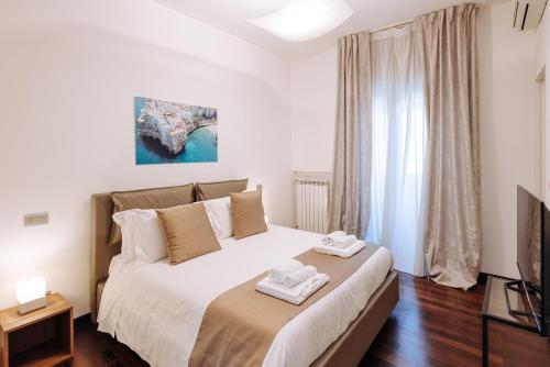 巴里Piccinni Exclusive Suite的一间卧室配有一张床,上面有两条毛巾