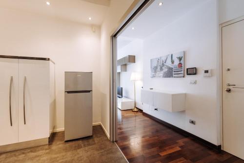 巴里Piccinni Exclusive Suite的配有滑动玻璃门和冰箱的客房