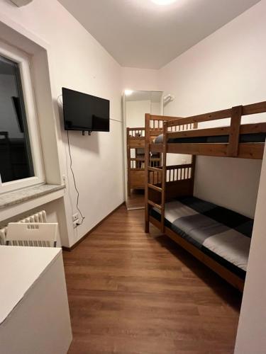 那不勒斯Gaiola N 7的客房设有两张双层床和一台平面电视。