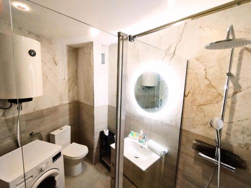 波尔蒂芒Appartement Praia da Rocha的带淋浴、卫生间和盥洗盆的浴室