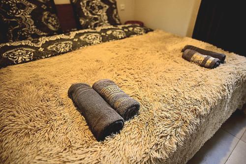 Patara-Tsemi4 Chalet Resort Weekend Borjomi Tsemi的两张枕头都放在一张有平方英尺的床上