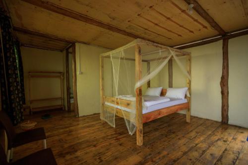 Kasendalake mwamba lodge的一间卧室,卧室内配有一张天蓬床