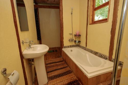Kasendalake mwamba lodge的带浴缸和盥洗盆的浴室
