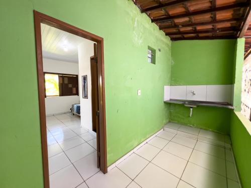 凯鲁Pousada Praia da Cueira的一间空房间,有绿色的墙壁和门廊