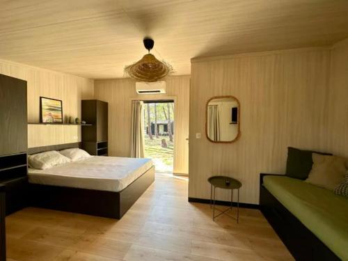 维琪奥港Camping Golfo Di Sogno的一间卧室配有一张床和一张沙发