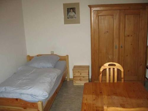 马克多夫Haus Sprißler的一间卧室配有一张床和一张木桌
