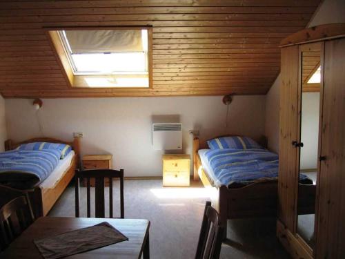 马克多夫Haus Sprißler的一间卧室设有两张床、一张桌子和一个窗口