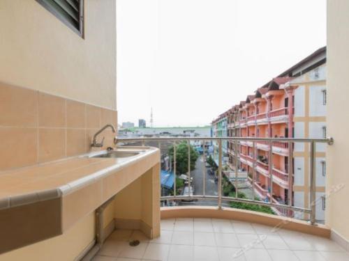 芭堤雅市中心Central Pattaya Residence的一间带水槽的浴室和一个阳台