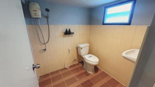 素攀武里อิงน้ำท่าจีน (ท่าจีนรีสอร์ท)的带淋浴、卫生间和盥洗盆的浴室