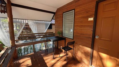 素攀武里อิงน้ำท่าจีน (ท่าจีนรีสอร์ท)的阳台,配有桌椅