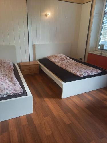 汉堡宝丽布德酒店的铺有木地板的客房内的两张床