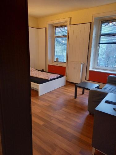 汉堡宝丽布德酒店的小房间设有床和沙发