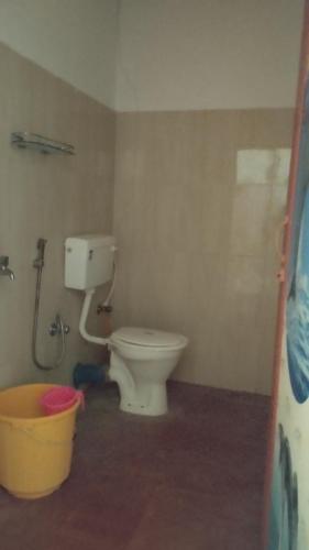 尼尔岛Blue Whale Resort and Restaurant的一间带卫生间和桶的浴室