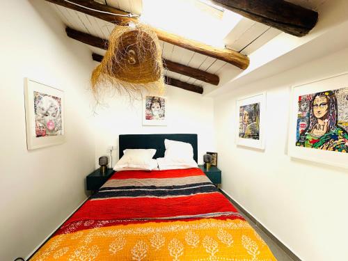 卡斯特里尔Calle Villa Baja Castril的一间卧室配有一张带彩色毯子的床
