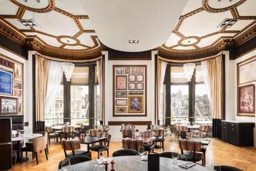 爱丁堡英国皇家王子街酒店的餐厅设有桌椅和窗户。
