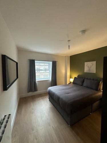 都柏林Central & Spacious Centre Apt的一间卧室设有一张大床和一个窗户。