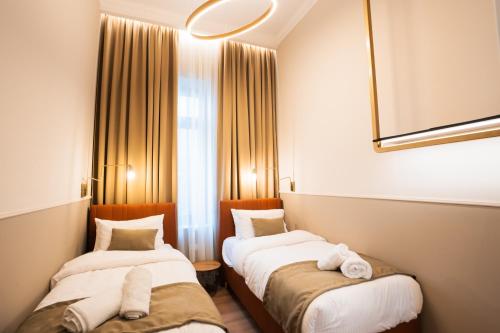 卡瓦拉Oikia Classic House的酒店客房,配有两张带毛巾的床