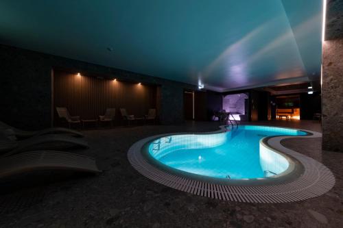 塔林U11 Hotel & SPA的蓝色天花板建筑中的游泳池