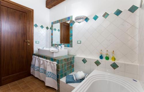 阿尔盖罗Brassol Casa Vacanze Vista Mare的带浴缸、水槽和镜子的浴室