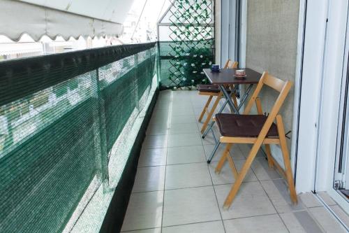 比雷埃夫斯Modern Cozy 1 Bd Piraeus Perfection Apt的阳台配有桌椅