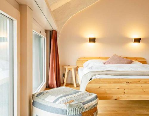 巴塞尔Silo Design & Boutique Hostel Basel的一间小卧室,配有床和窗户