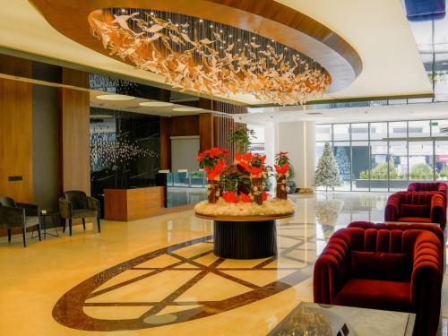 埃尔比勒Ramada Hotel & Suites by Wyndham Erbil 32 Park的大堂设有鲜花桌