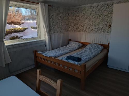 莫拉Large apartment with sauna in central Mora的窗户客房内的小床