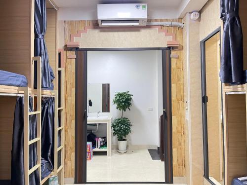 萨帕Nhật's Sapa Central Hostel的一间设有门的房间,通往带卧室的房间