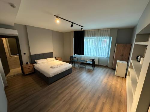 伊斯坦布尔Lucca Suites Hotel的一间卧室配有一张床和一张书桌