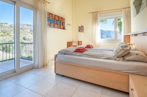 格拉纳达Villa Vista Almuñécar的一间卧室设有一张床和一个大窗户