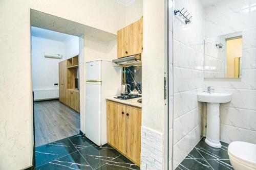 巴库M Estate 1 room Targovu的厨房配有水槽和白色冰箱