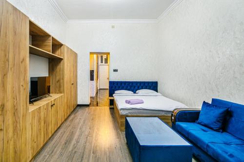 巴库M Estate 1 room Targovu的客厅配有沙发和1张床