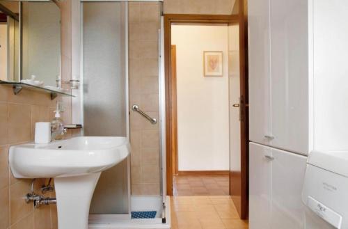 下麦克加诺Terrassen Wohnung Bacio del Sole的一间带水槽和淋浴的浴室