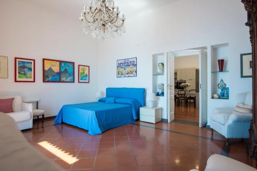 维耶特里Beatrice Luxury Apartment的一间带蓝色床的卧室和一间客厅