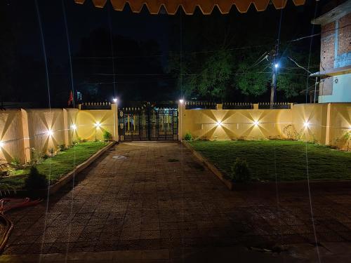 JagdalpurSangeeta's Homestay的夜间有灯的栅栏