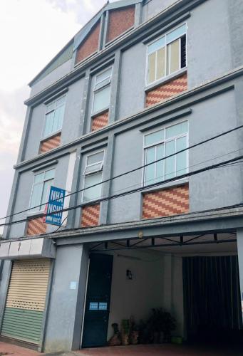 Sơn TâyNinh Nguyệt Motel的前面有标志的建筑