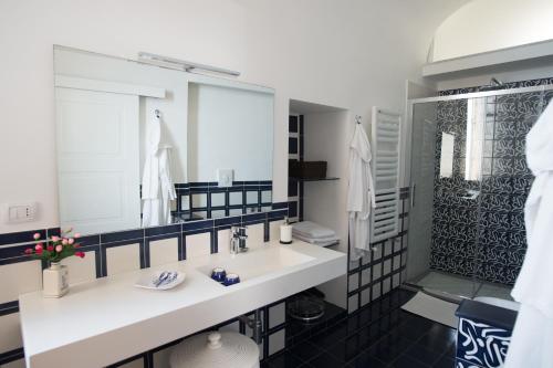 维耶特里Beatrice Luxury Apartment的浴室配有白色水槽和淋浴。
