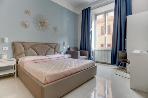 罗马罗马克劳迪娅楼特米尼酒店的卧室配有床、椅子和窗户。
