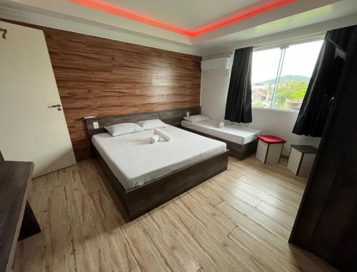 佩尼亚Savanna Suites - Beto Carrero的酒店客房设有两张床和窗户。