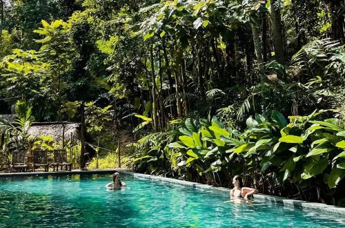 Hương Bá ThướcPuluong Aroma的森林游泳池里三人