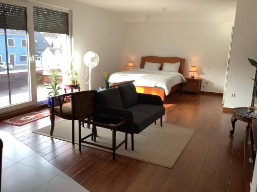 梅尔施Sanhe的客厅配有床、沙发和桌子