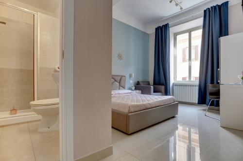 罗马罗马克劳迪娅楼特米尼酒店的一间卧室设有一张床和一间浴室。