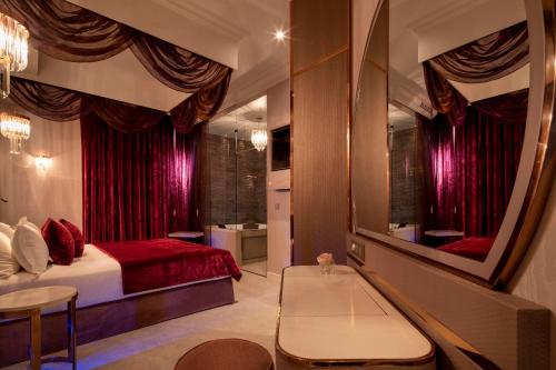 巴黎Paris j'Adore Hotel & Spa的一间卧室配有一张床和一面大镜子